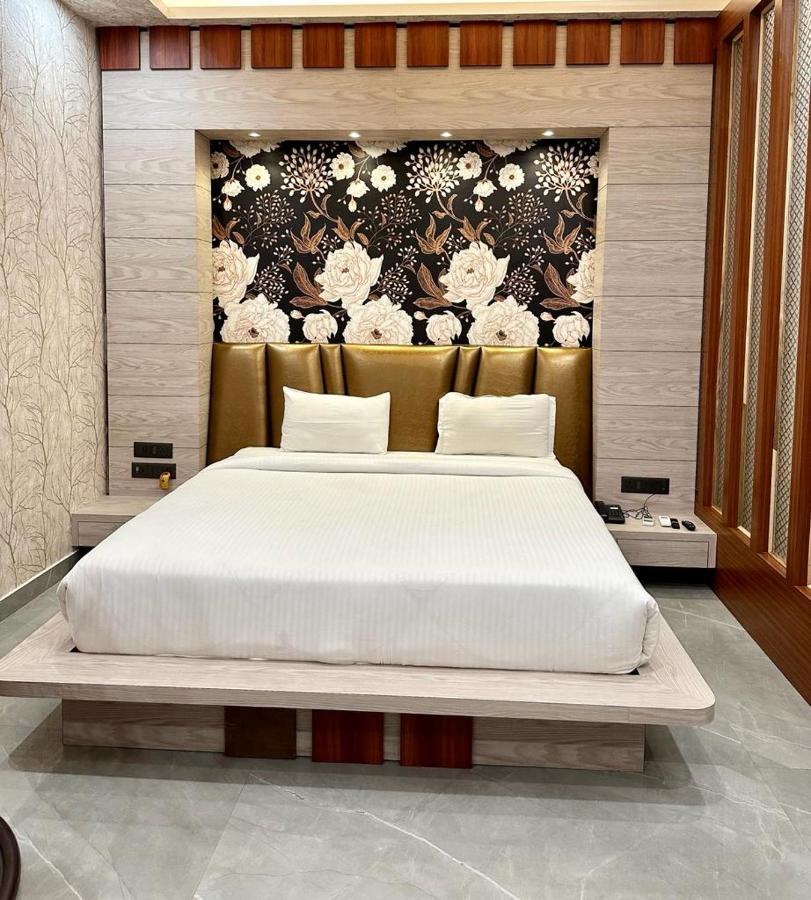 Royal Heritage Hotel & Resort Ayodhya Экстерьер фото