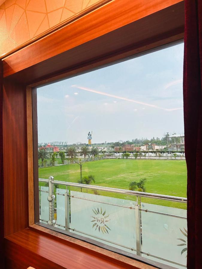 Royal Heritage Hotel & Resort Ayodhya Экстерьер фото