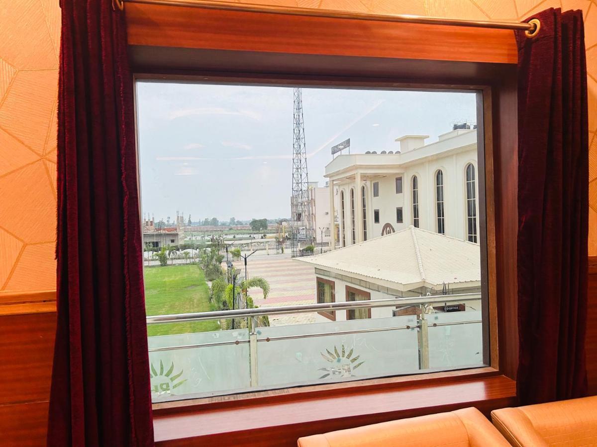 Royal Heritage Hotel & Resort Ayodhya Экстерьер фото